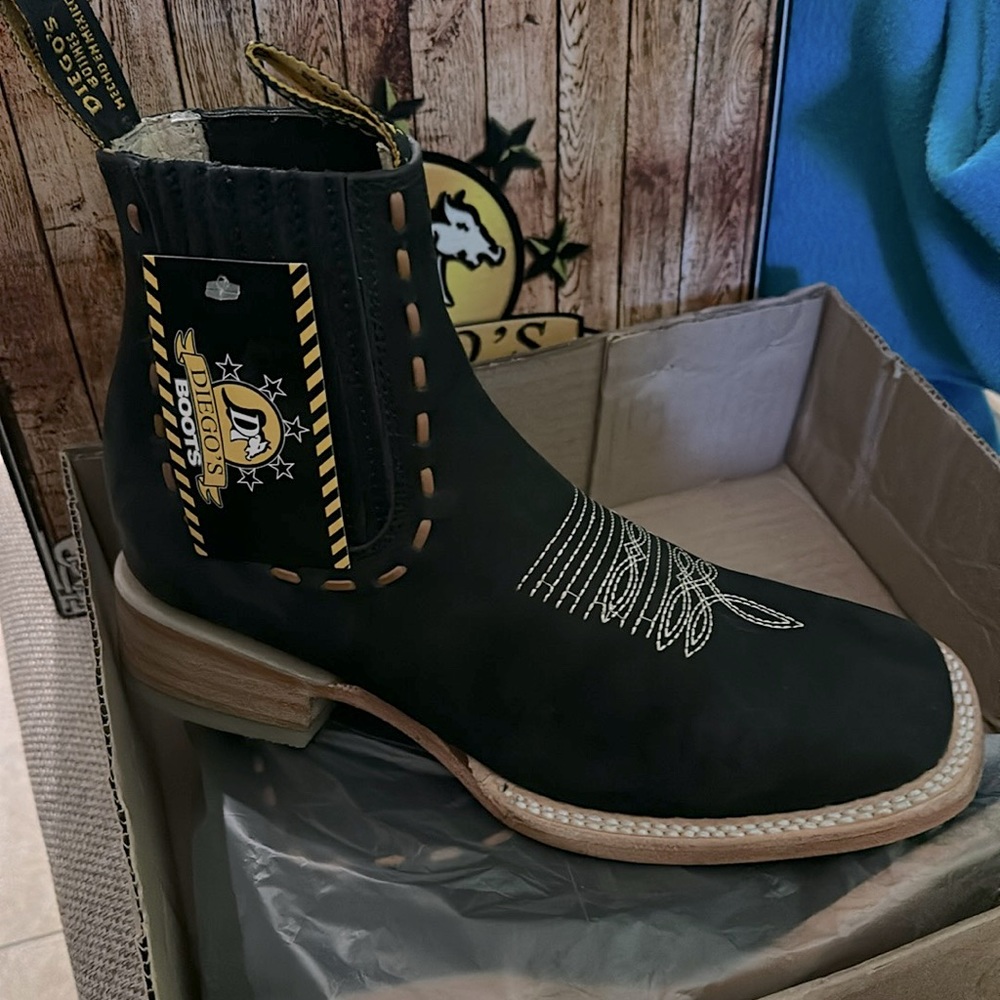 Women leather Booties new never worn